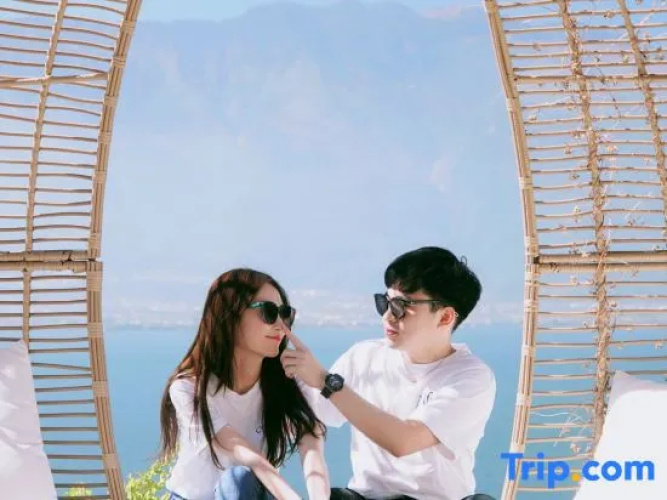 Zhenmei Holiday Hostel (Dali Erhai Cliff Lake View)