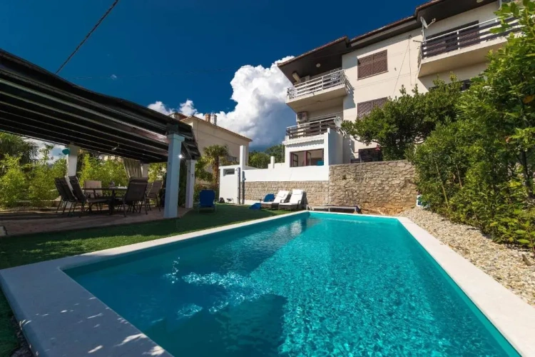 Apartment with sea view