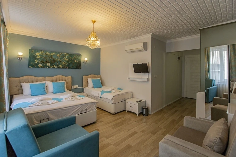 Standard Triple room with city view