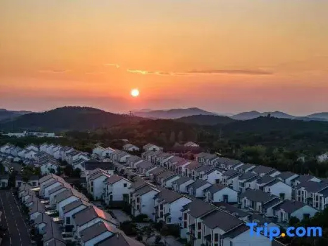Yixing Mountains & Rivers Homestay