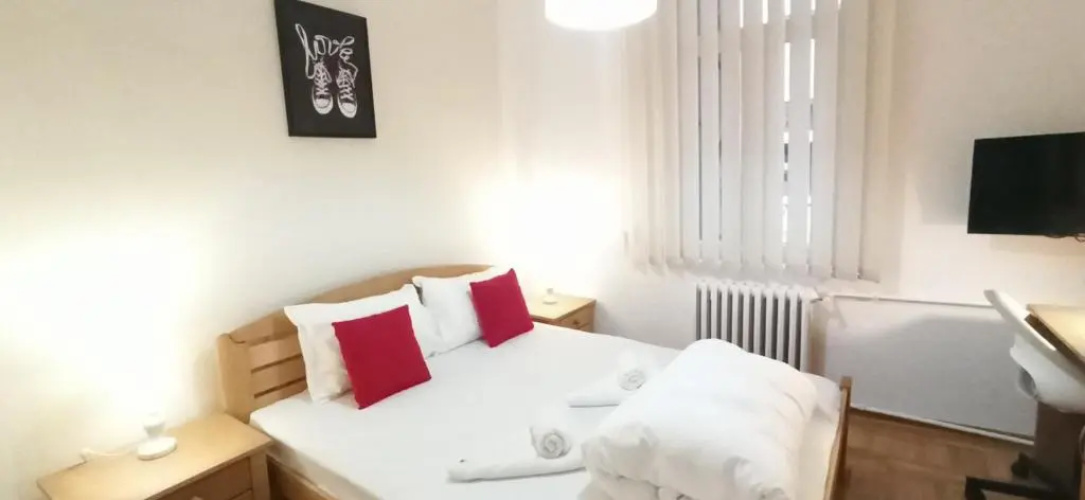 NEW CENTER 4 BDR For 6 / 1min from Republic square