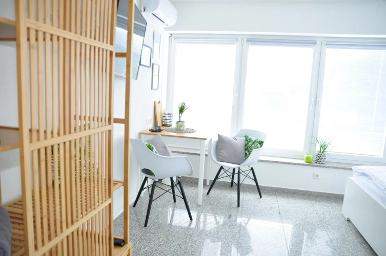 N37-modern eingerichtete Zimmer