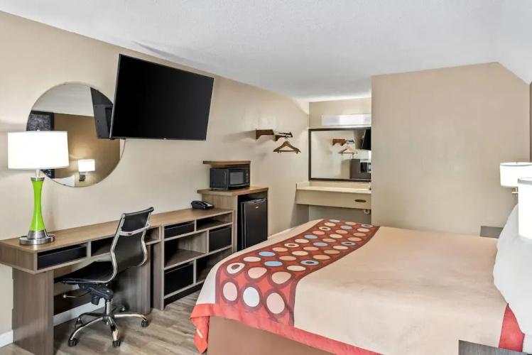 Super 8 By Wyndham Brownsburg