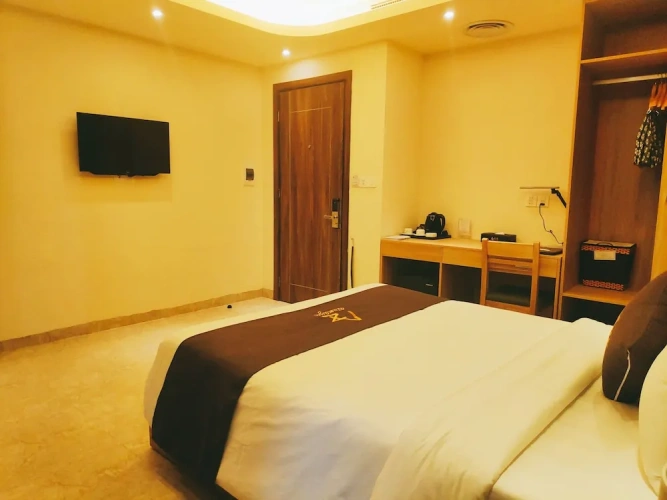 Executive room with balcony and with lake view
