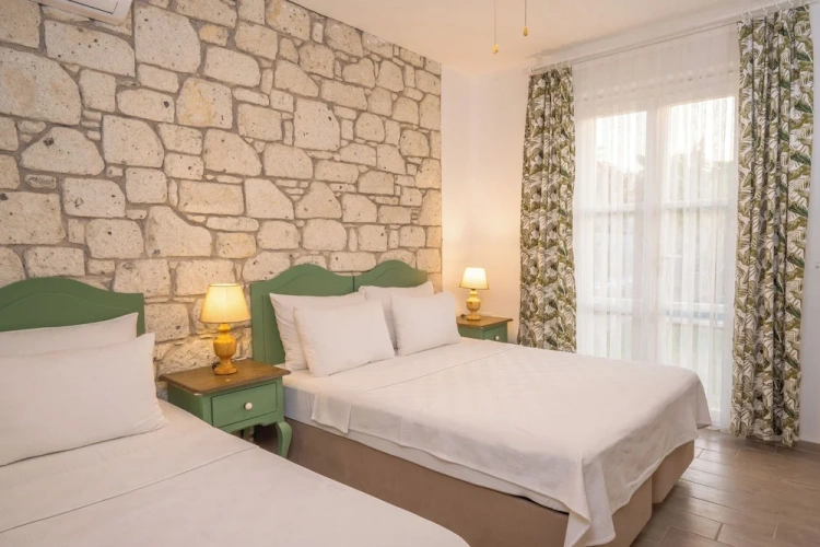 Standard Triple room