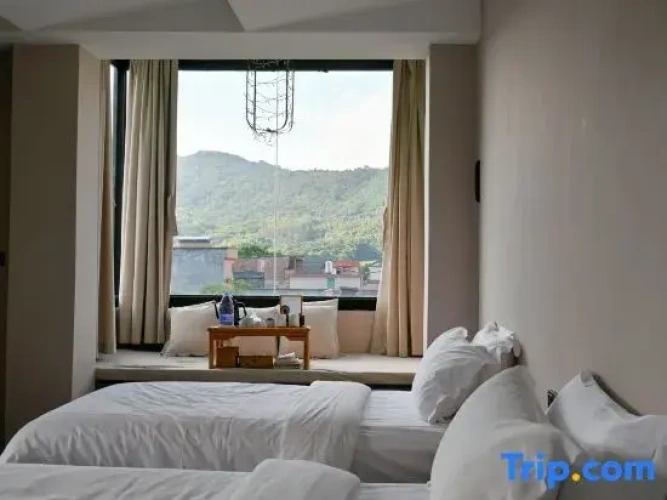 Standard Twin room with mountain view