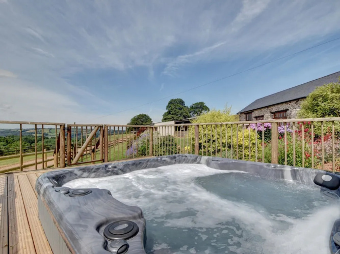 Charming apartment in Bampton with Jacuzzi