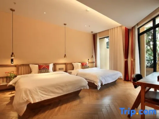 Standard Double room with city view