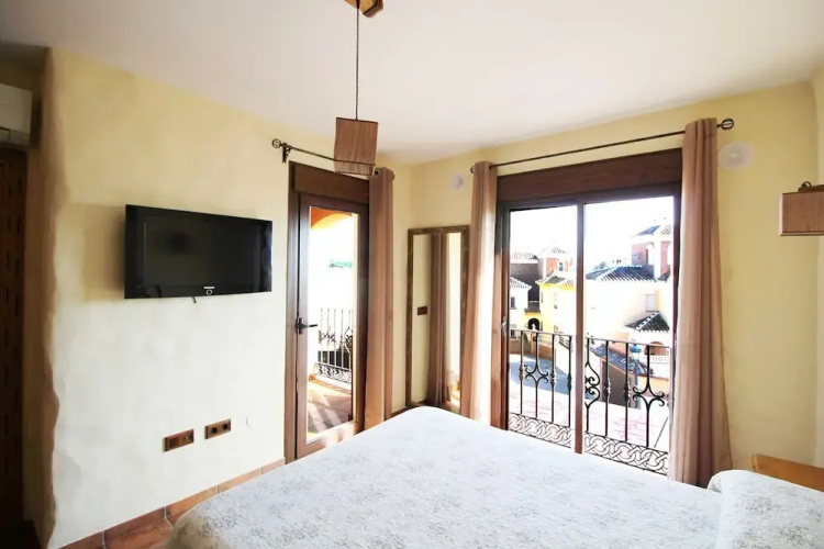 1033 Villa Laura