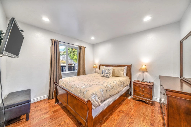 Fully Updated 3 BDR Seaside Home Minutes to Beach!