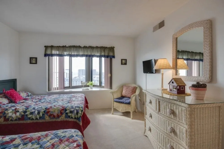 9400 1207 - 2 Br Condo