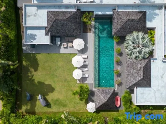 Boutique Garden and Huge Pool  Villa