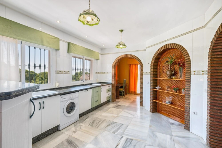 Villa Soleada Calahonda by Rafleys