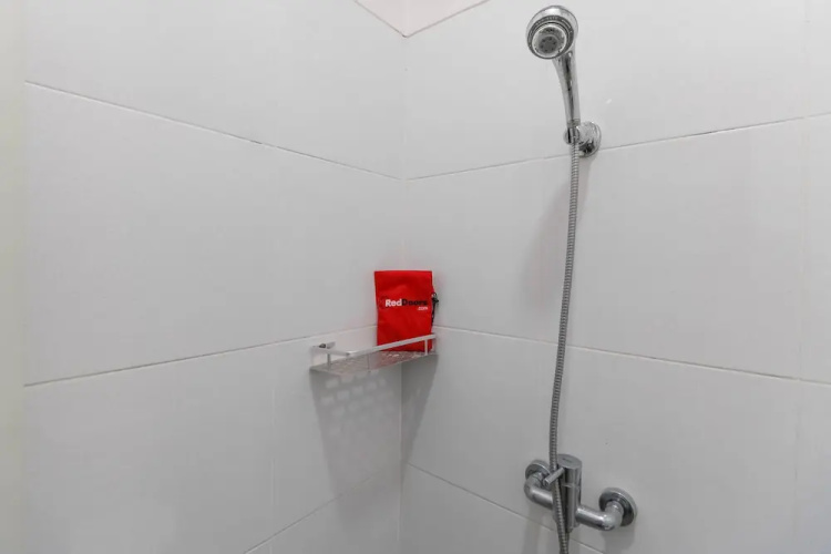 RedDoorz Plus @ Pecenongan