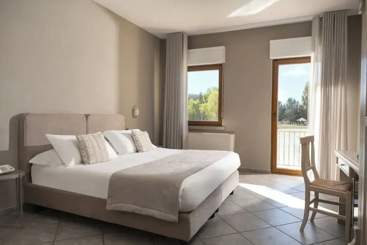 Standard Quadruple room with lake view