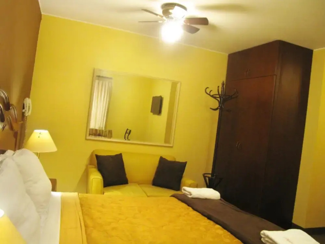 Hotel Solís Dies