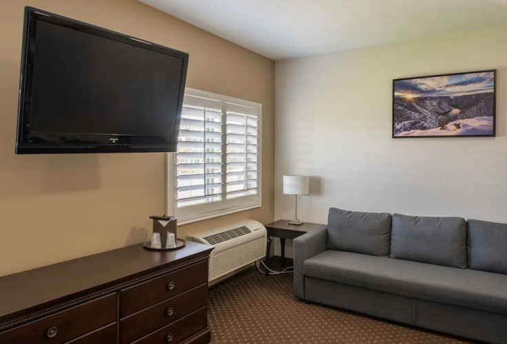 The Landmark Inn & Suites