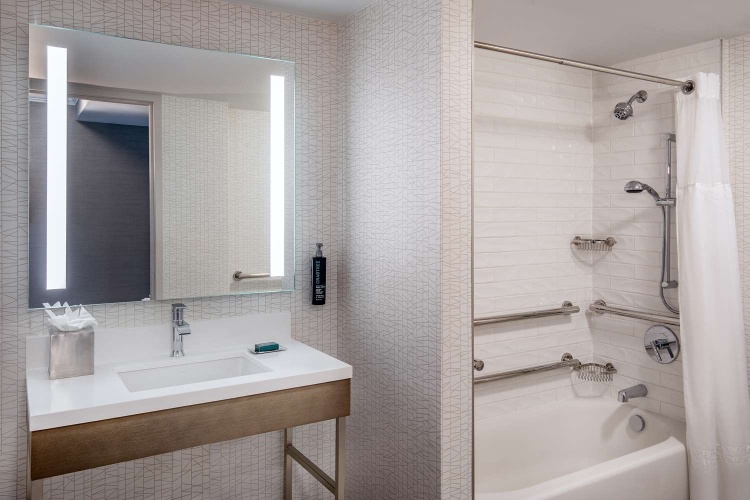 DoubleTree by Hilton Chicago North Shore Conference Center photo 11
