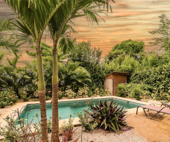 Bungalow with pool view