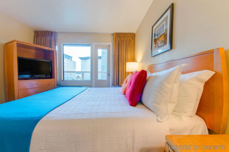 Staypineapple, University Inn, University District Seattle