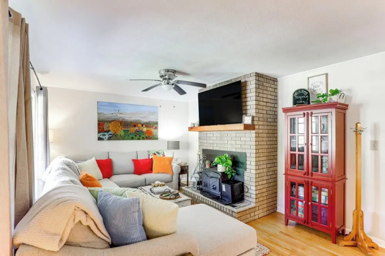 Fire Pit & Game Room: Family Home in Marshall