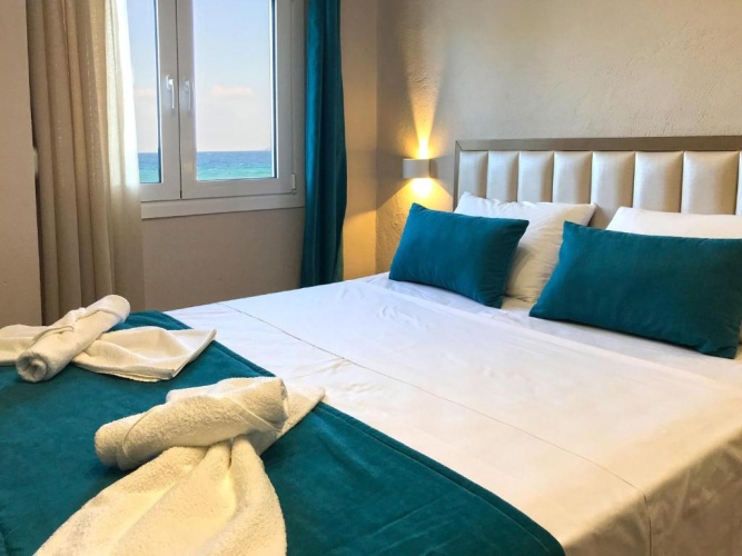 Standard Triple room with sea view