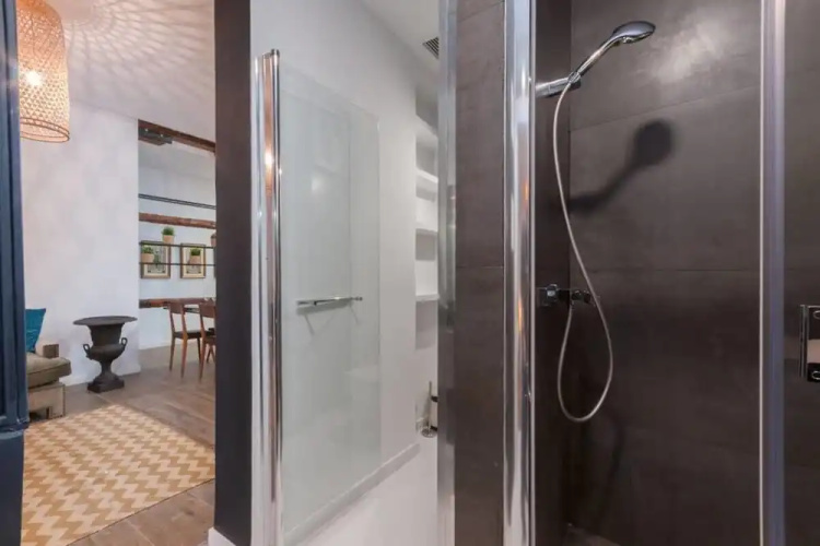 Spacious Designer Two Bed Apartment in Malasaña