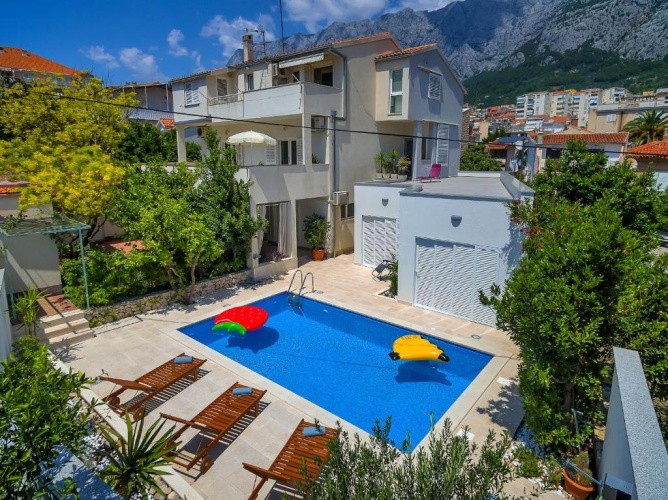 Apartment with garden view