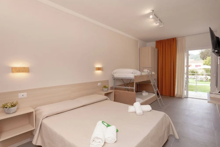 Comfort Quadruple room with pool view