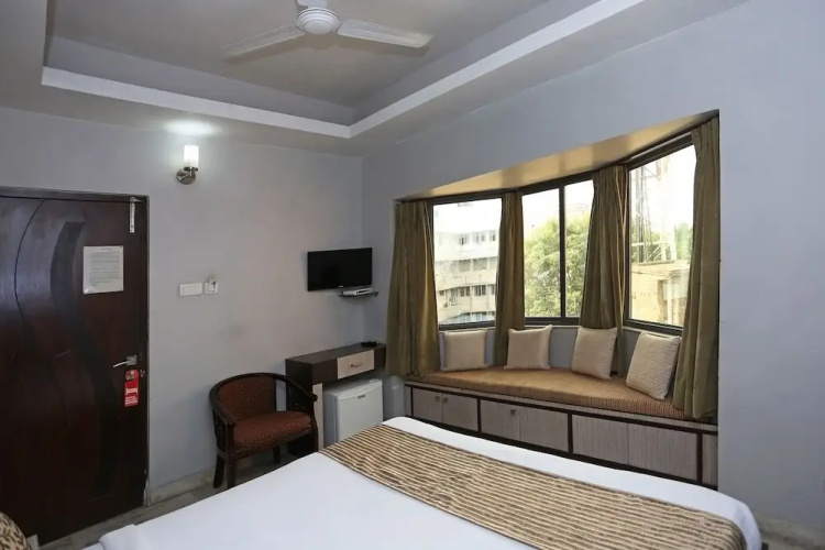 OYO 3063 Crystal Residency