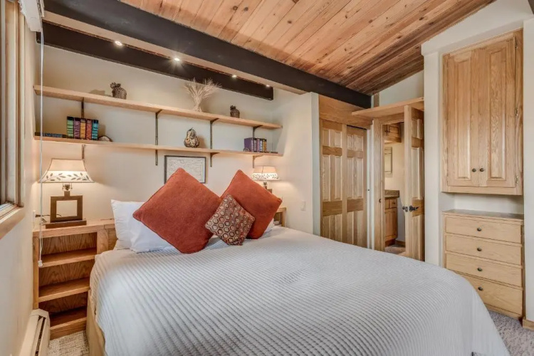 Laurelwood Condominiums Studio Premier Unit 308