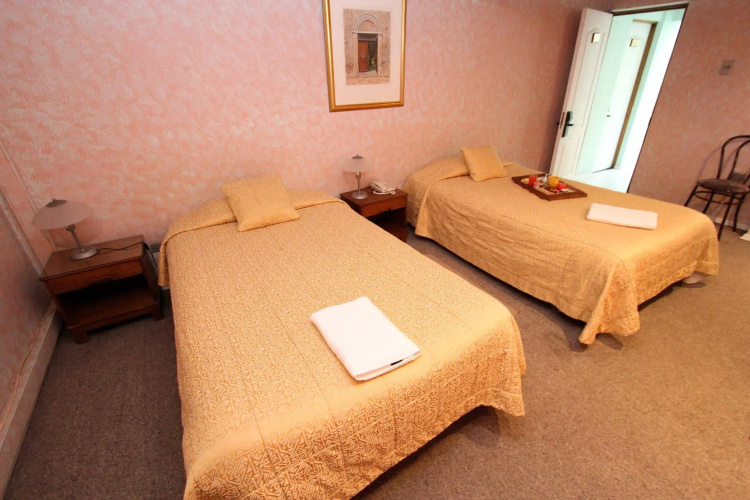 RQ Hotel Dacarlo