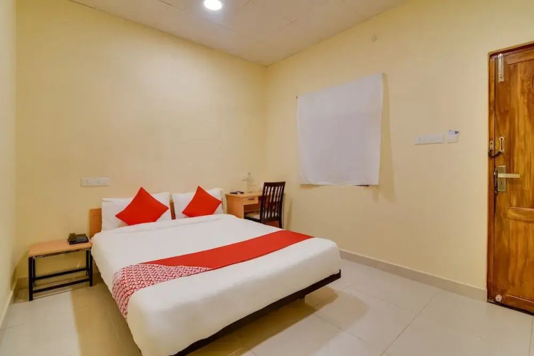 Om Sakthi Complex Pethuchettypet by OYO Rooms
