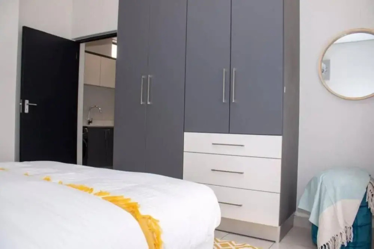 Contemporary Spacious & Comfortable Apartment