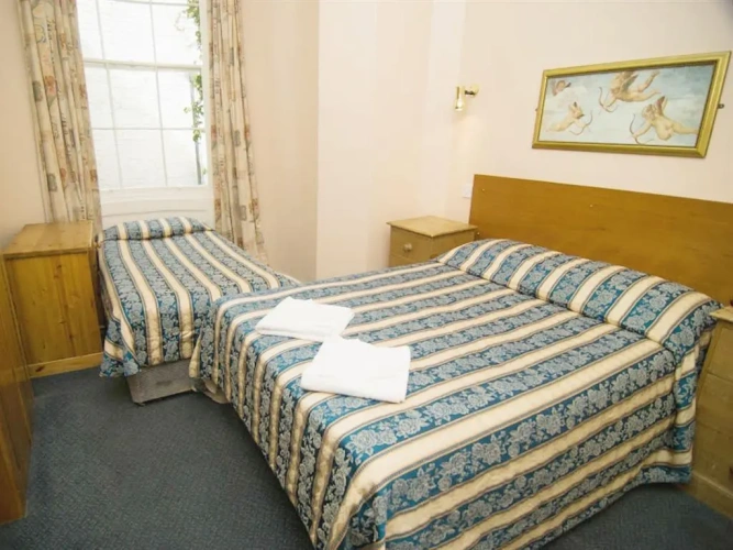 Standard Triple room