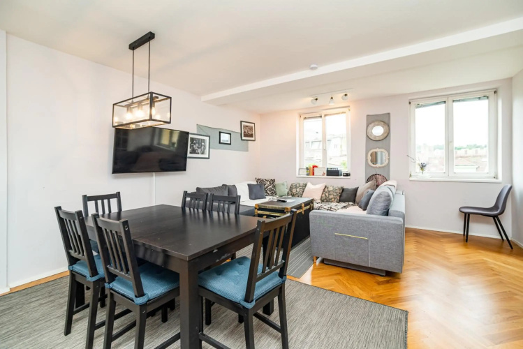 Central, Spacious, Modern 5 Bedrm duplex w/Balcony