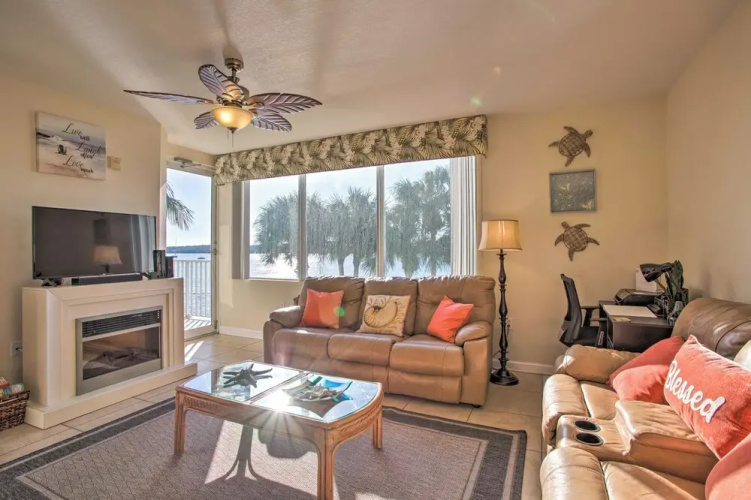 Private Balcony & Pool Access: Bayfront Retreat