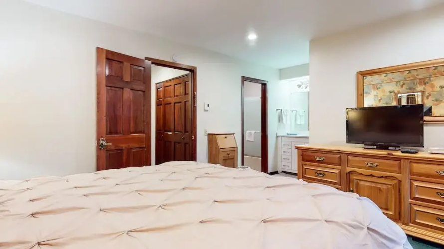 Winterset 12 Centrally Located, Cozy, Washer Dryer by RedAwning