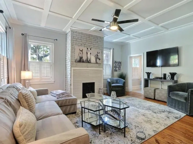 2 Bedrooms Apartment