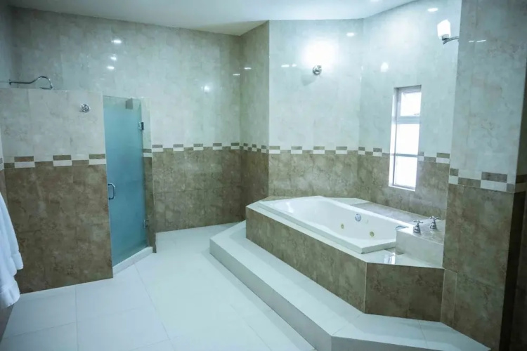 17 Residence For 15 People With Pool