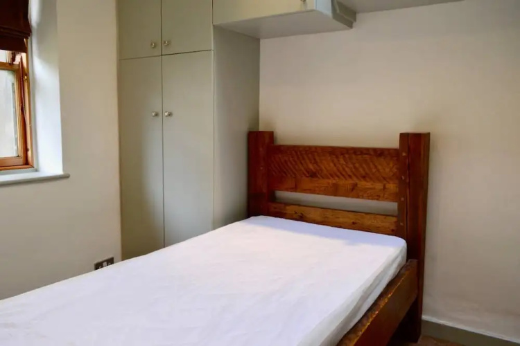 2 Bedroom Edinburgh Flat on Quiet Cobbled Street