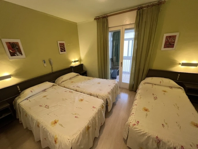 Standard Triple room