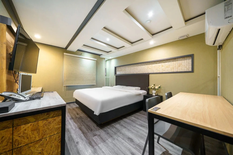 27 Hotel