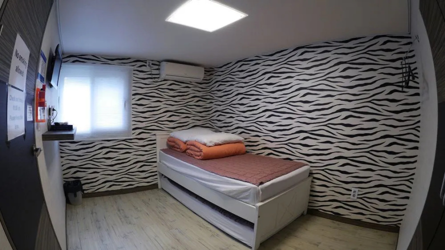 HI Guest House - Hostel
