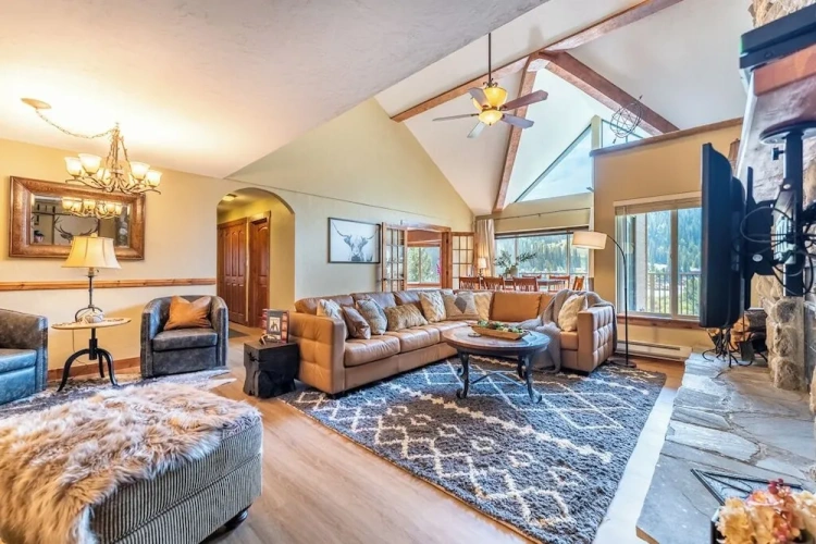 4 Bedrooms Apartment