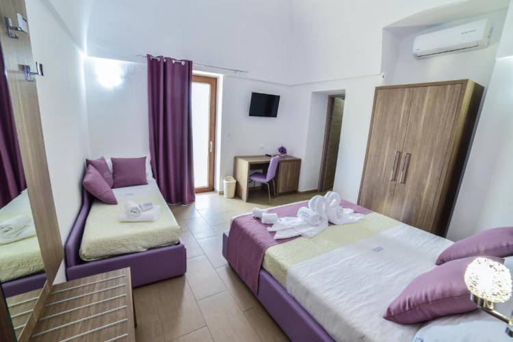 Standard Triple room