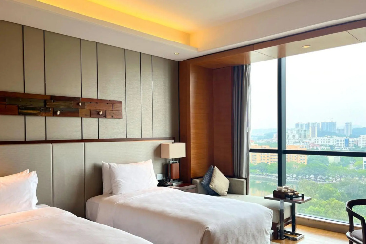 HUALUXE Hotels & Resorts Yangjiang City Center by IHG