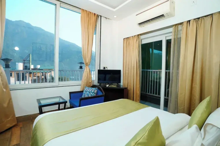 Standard Double room with land view