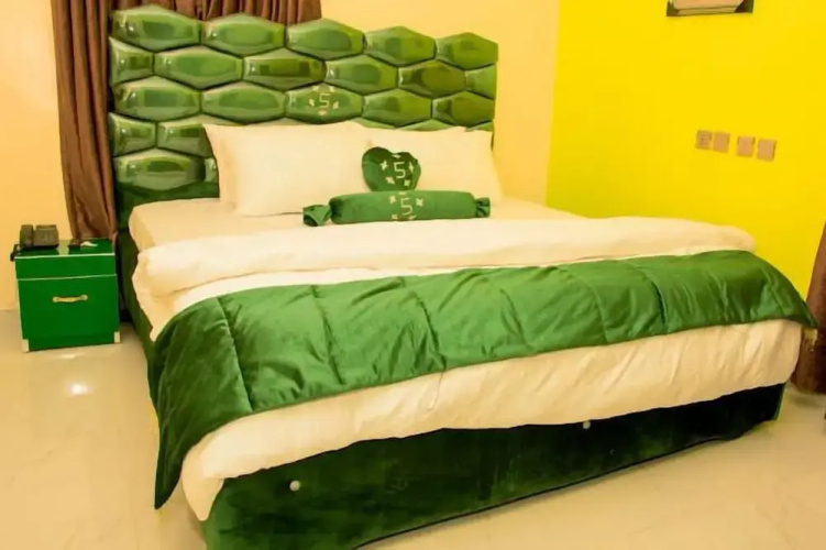 5 Star Saint Hotel