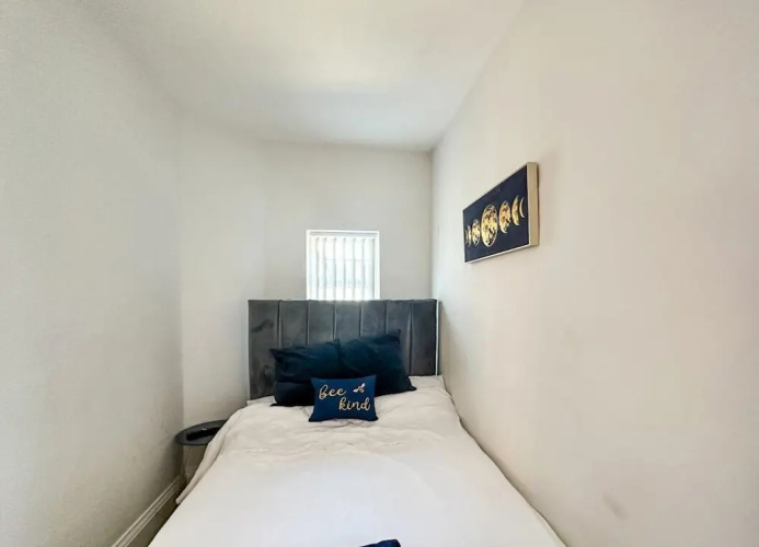 Stunning Detached Hidden King Suite Abode